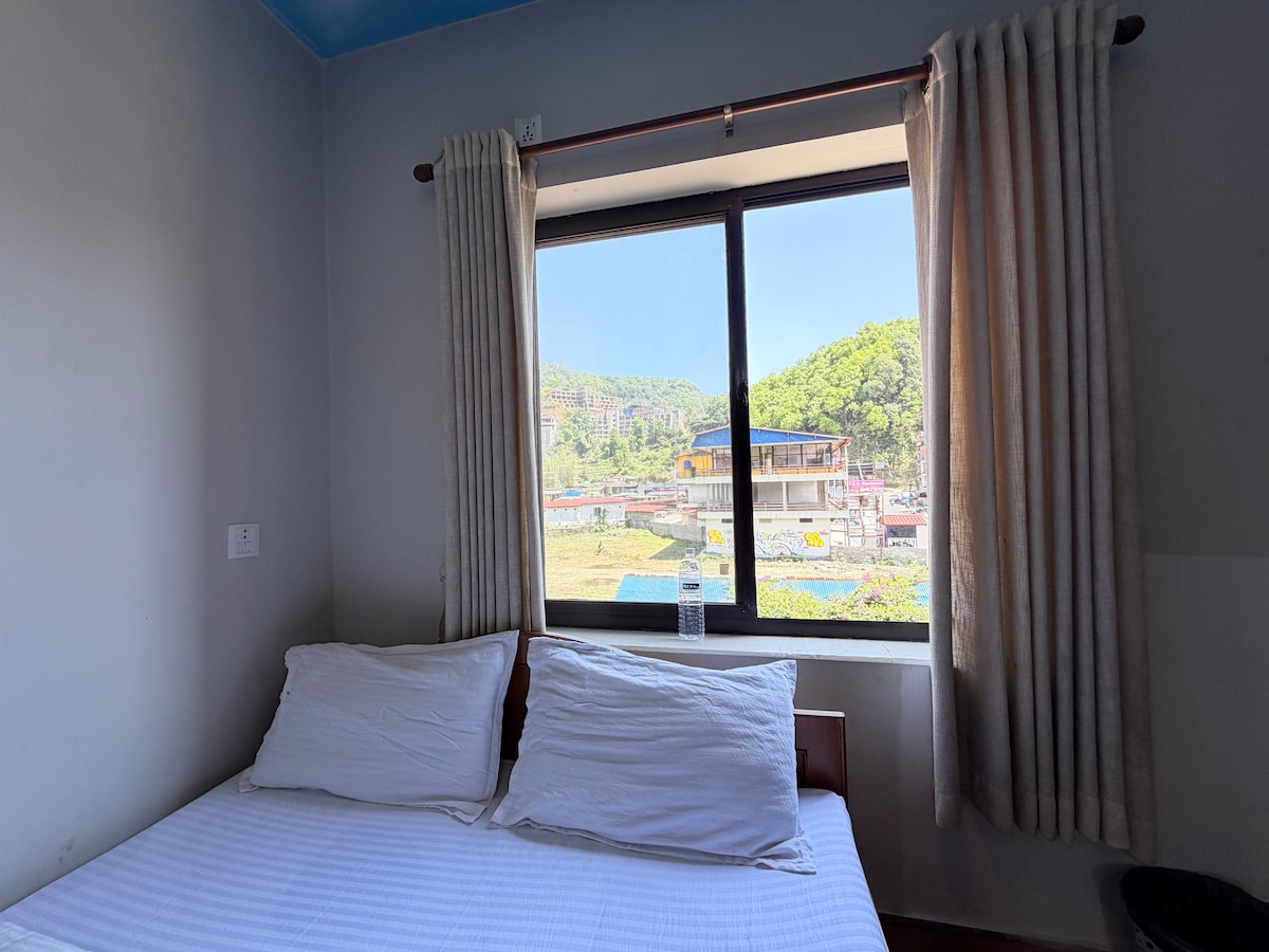 Budget Room in Lakeside Pokhara — photo