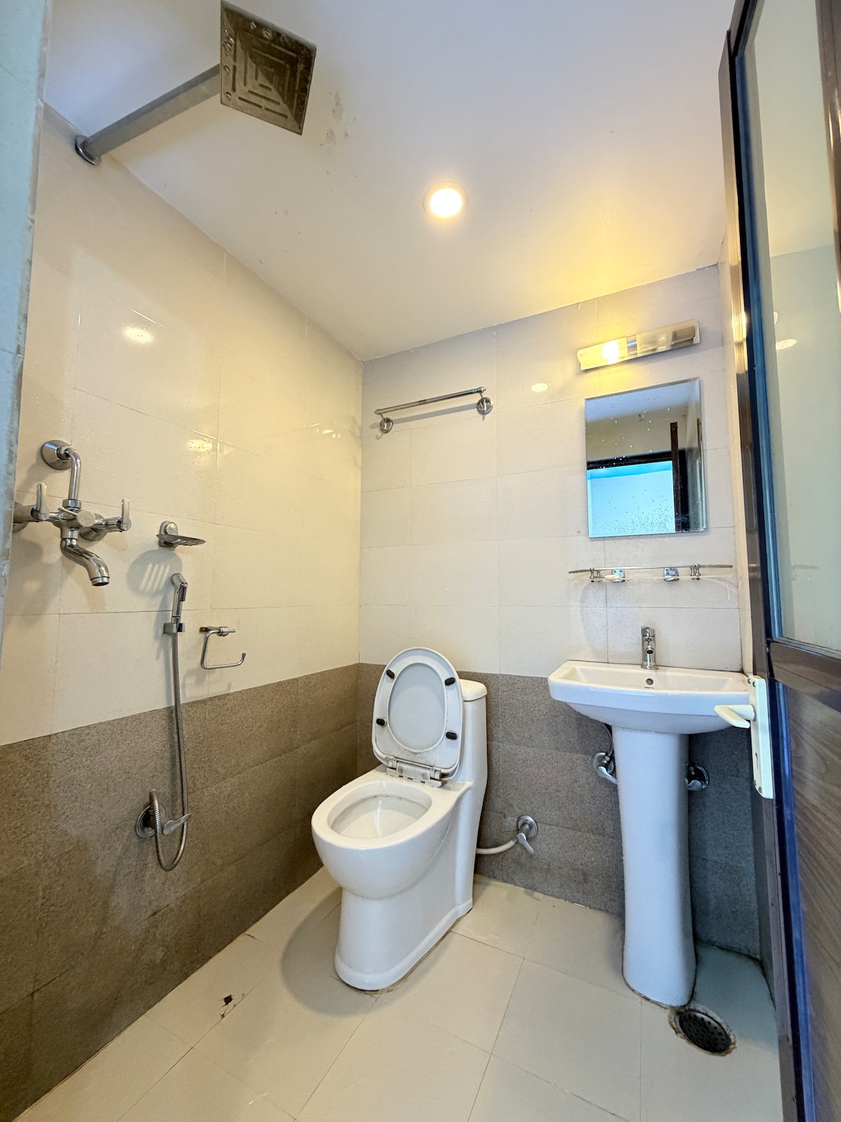 Budget Room in Lakeside Pokhara — photo