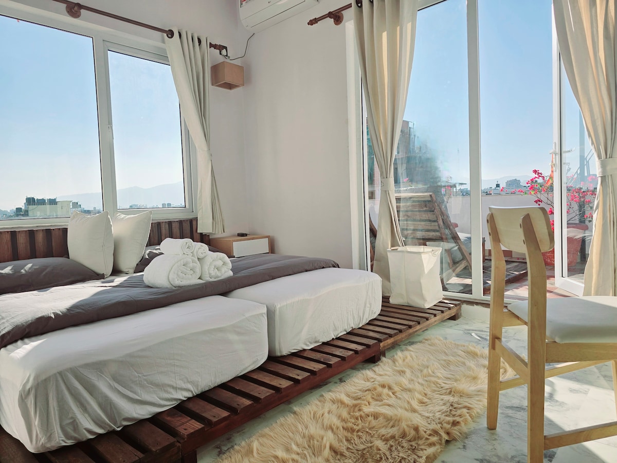 Salvi's modern apartment. — photo