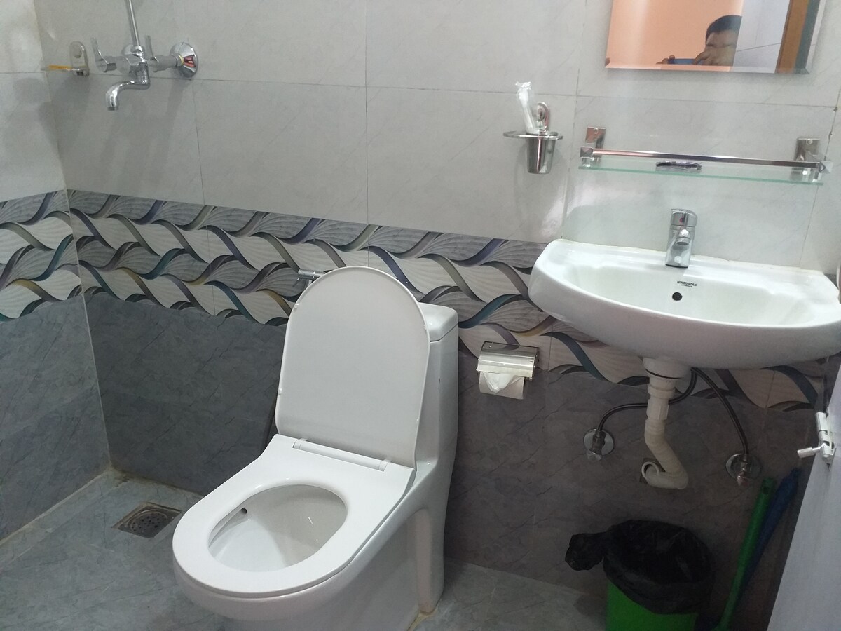 Double bedroom with attach bathroom — photo