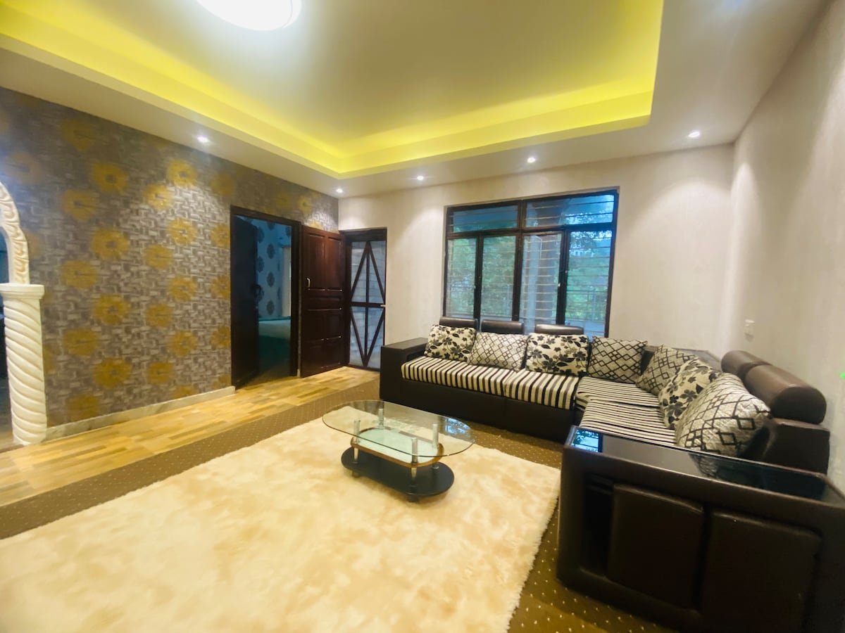 Cheerful 2 bed room flat with parking near forest.