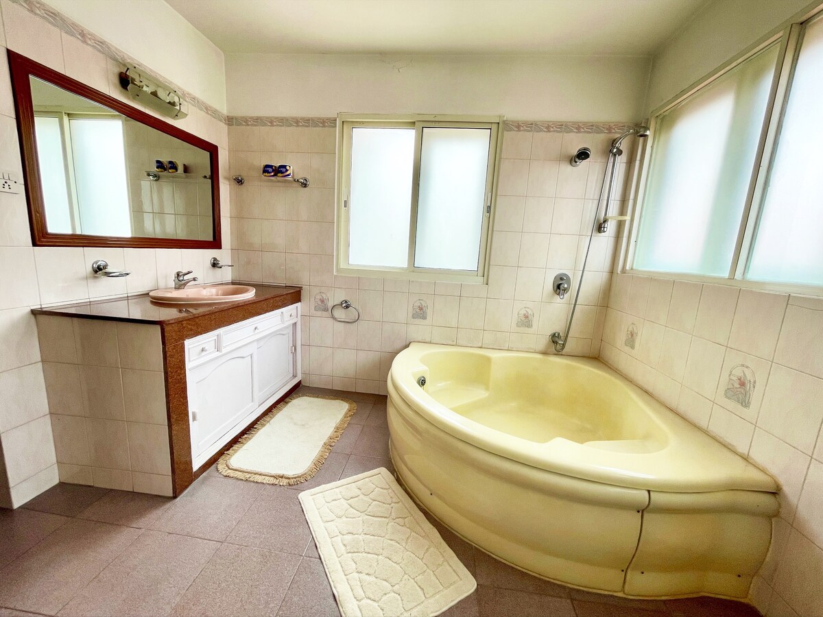 Double Ensuite Bathroom - Boudha White House — photo