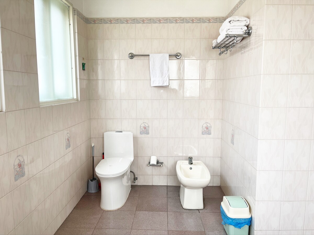 Double Ensuite Bathroom - Boudha White House — photo