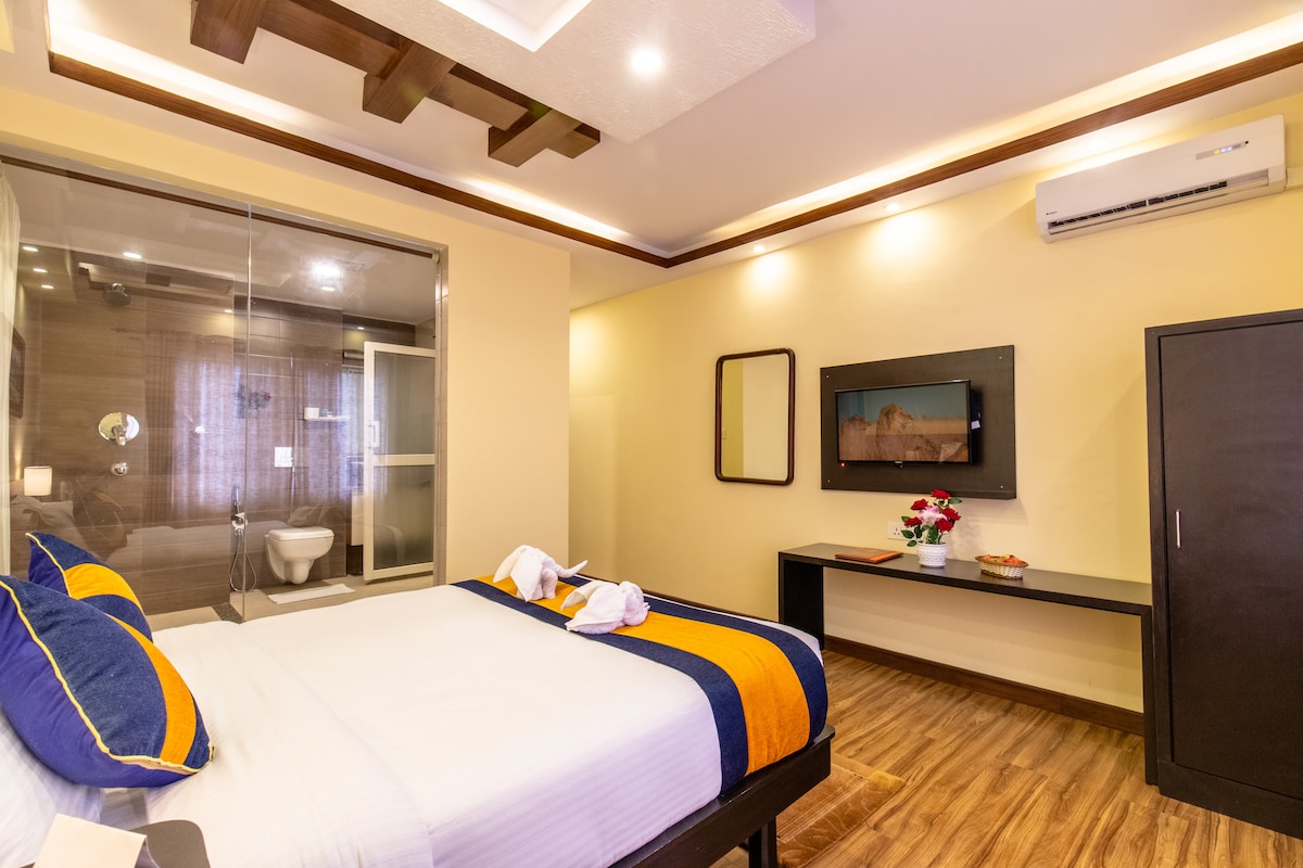 Beautiful room with city view and luxury breakfast — photo