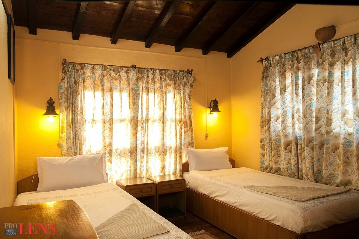 Budget twin bed Room with Share Bathroom