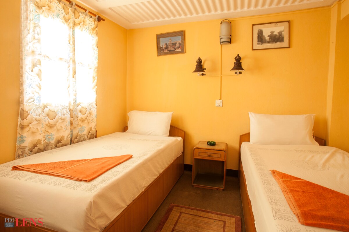 Budget twin bed Room with Share Bathroom — photo