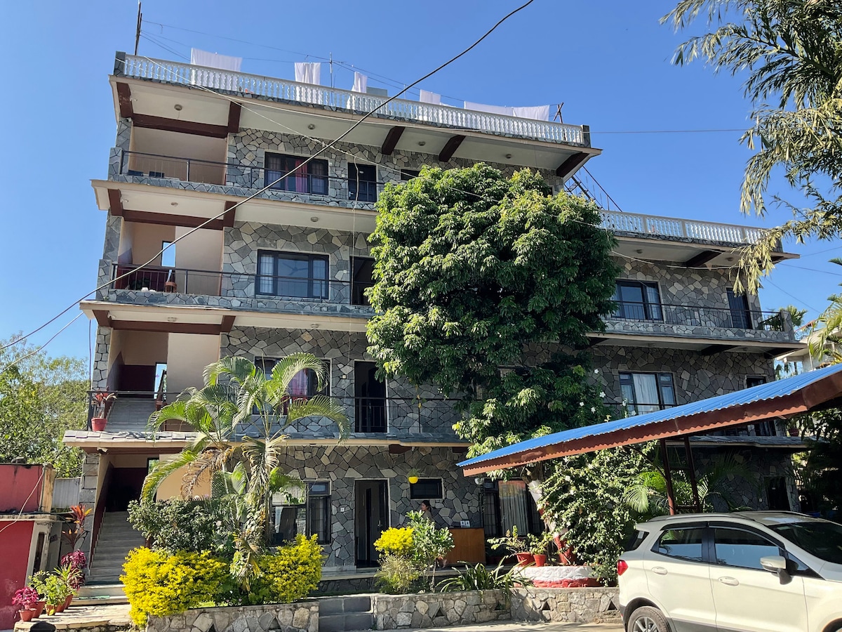 A quaint, modest & safe studio suite on Lakeside