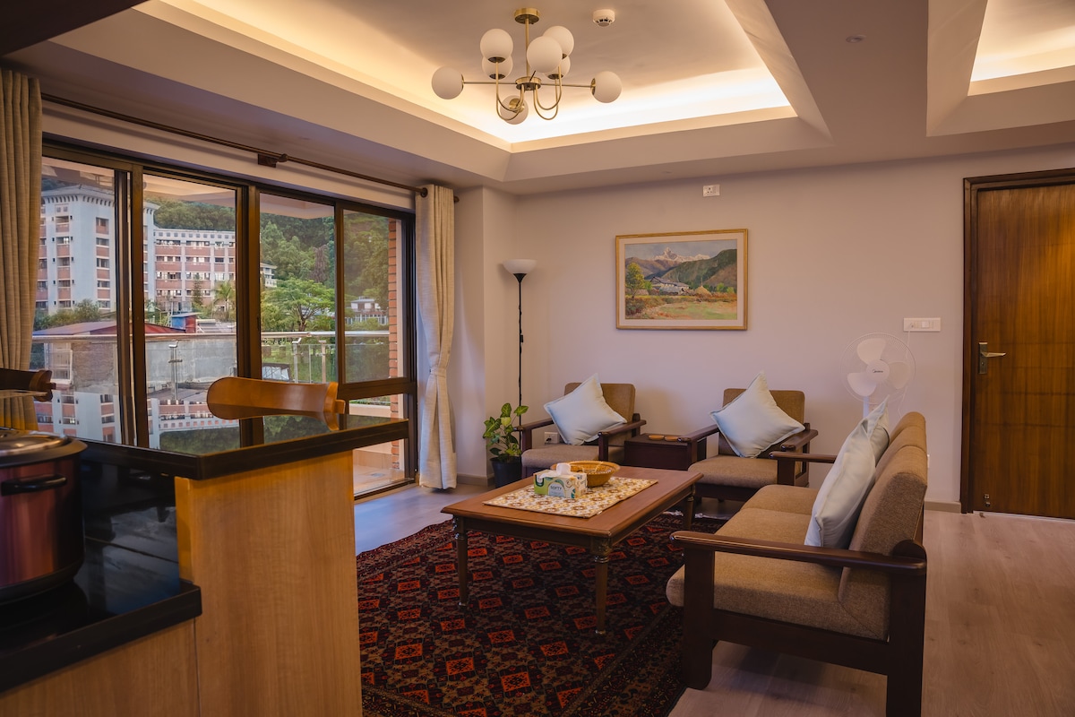 [New] Architects Abode w/ Mountain Views, Pool/Gym