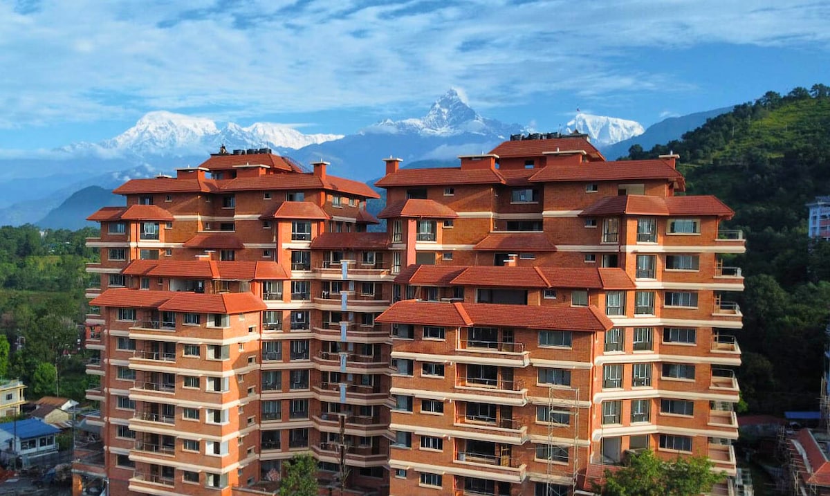 [New] Architects Abode w/ Mountain Views, Pool/Gym — photo