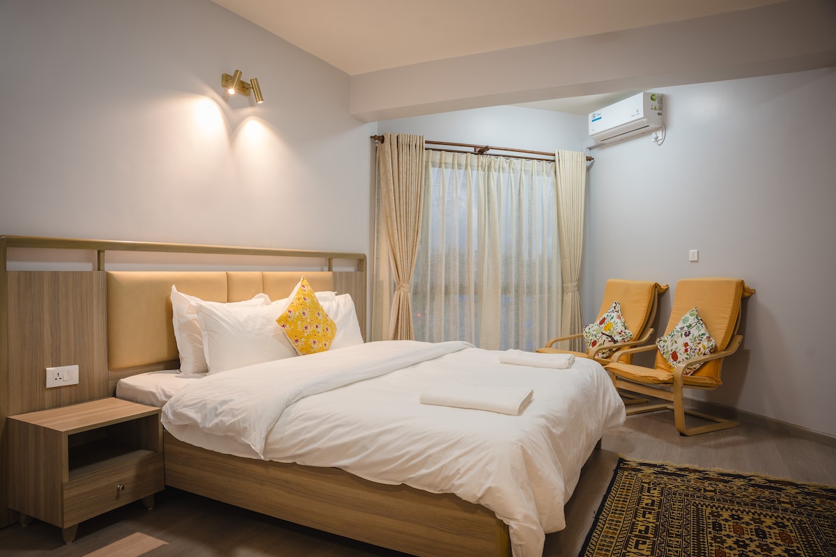 [New] Architects Abode w/ Mountain Views, Pool/Gym — photo