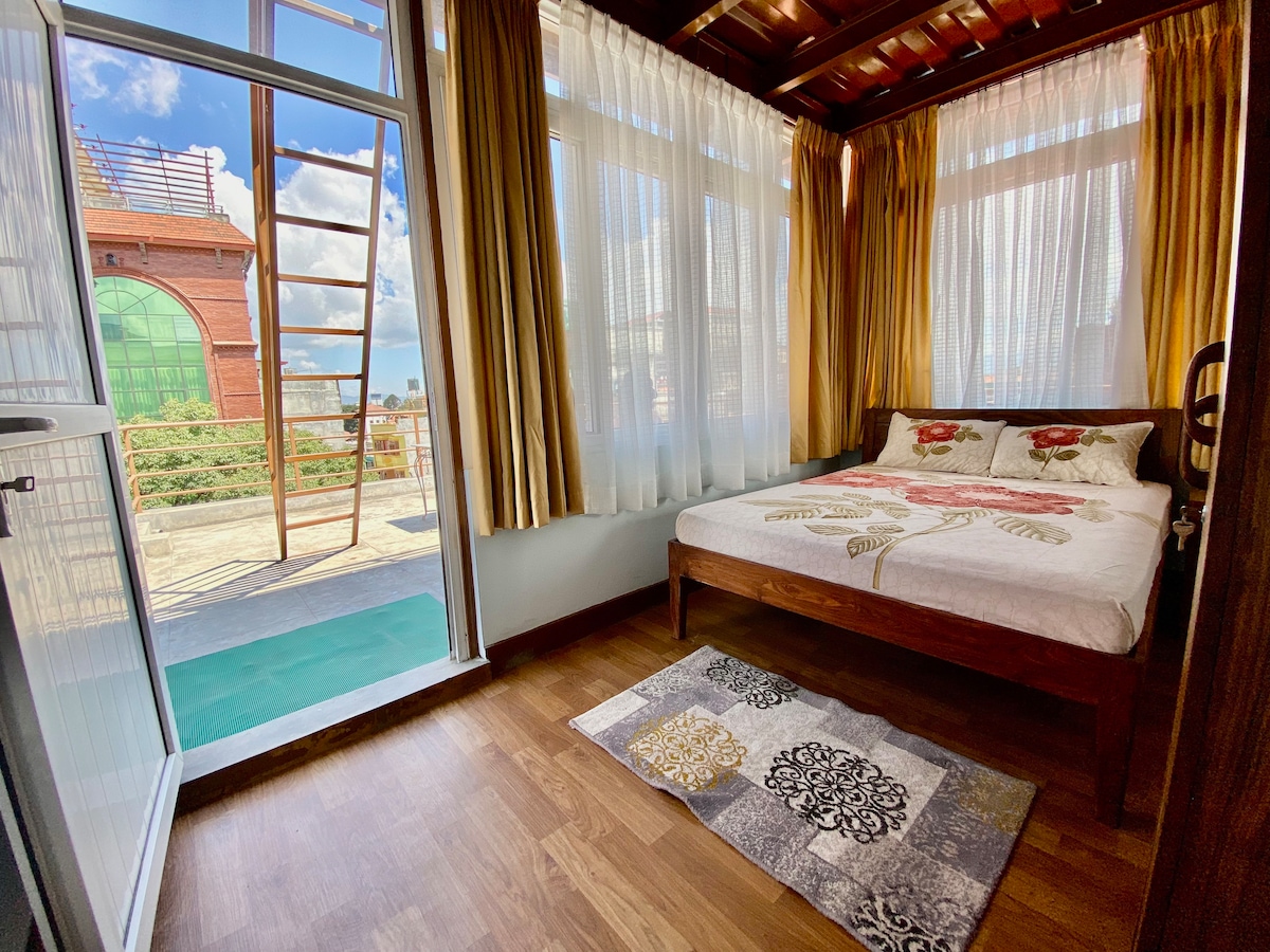 Amazing room with patio & awesome views in Thamel