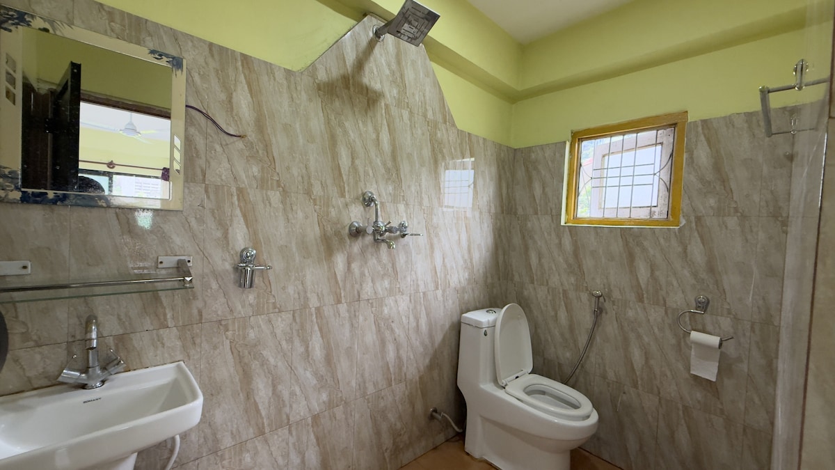 Comfortable Room with Two Queen Beds — photo