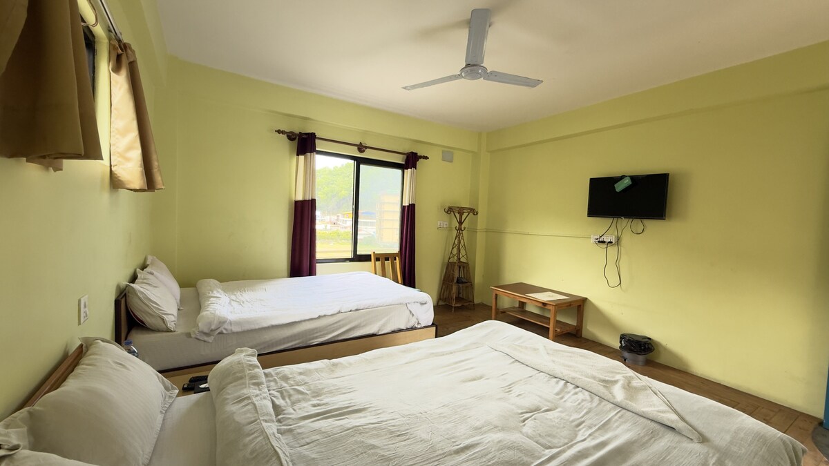 Comfortable Room with Two Queen Beds — photo