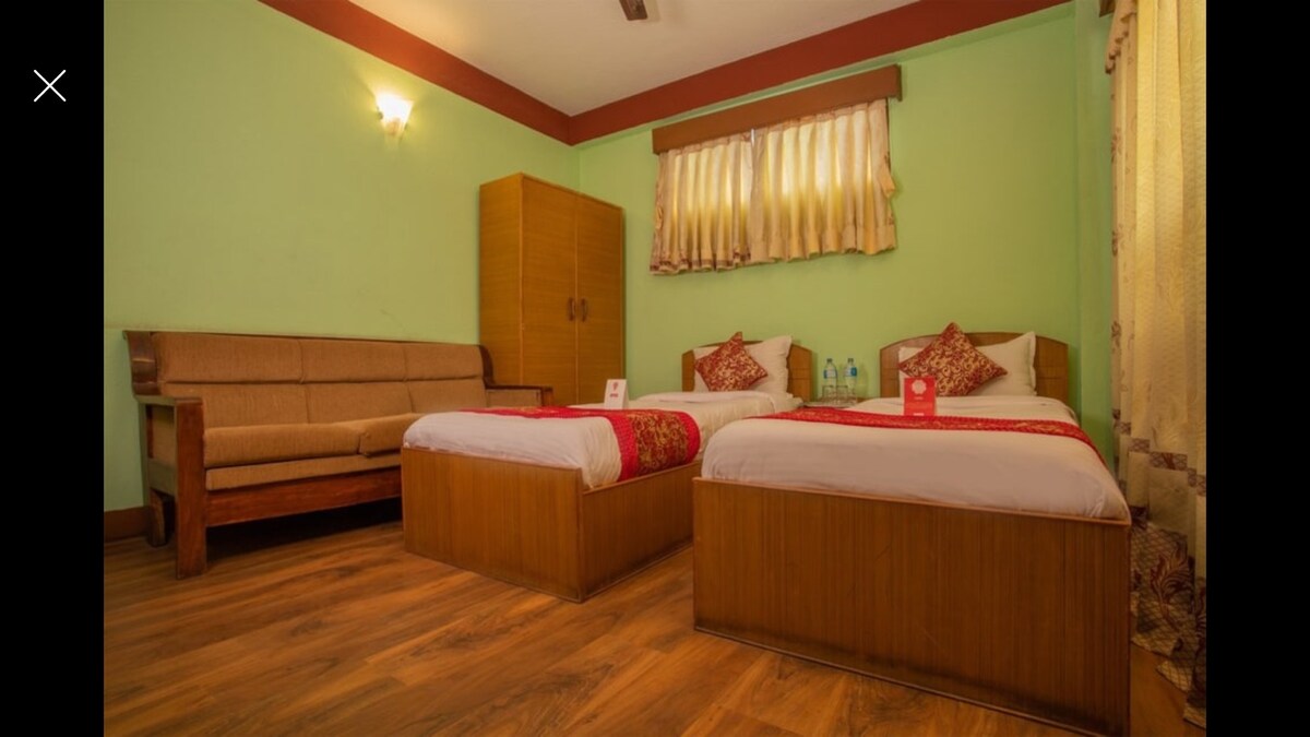 Twin bed room with bed and breakfast in thamel — photo