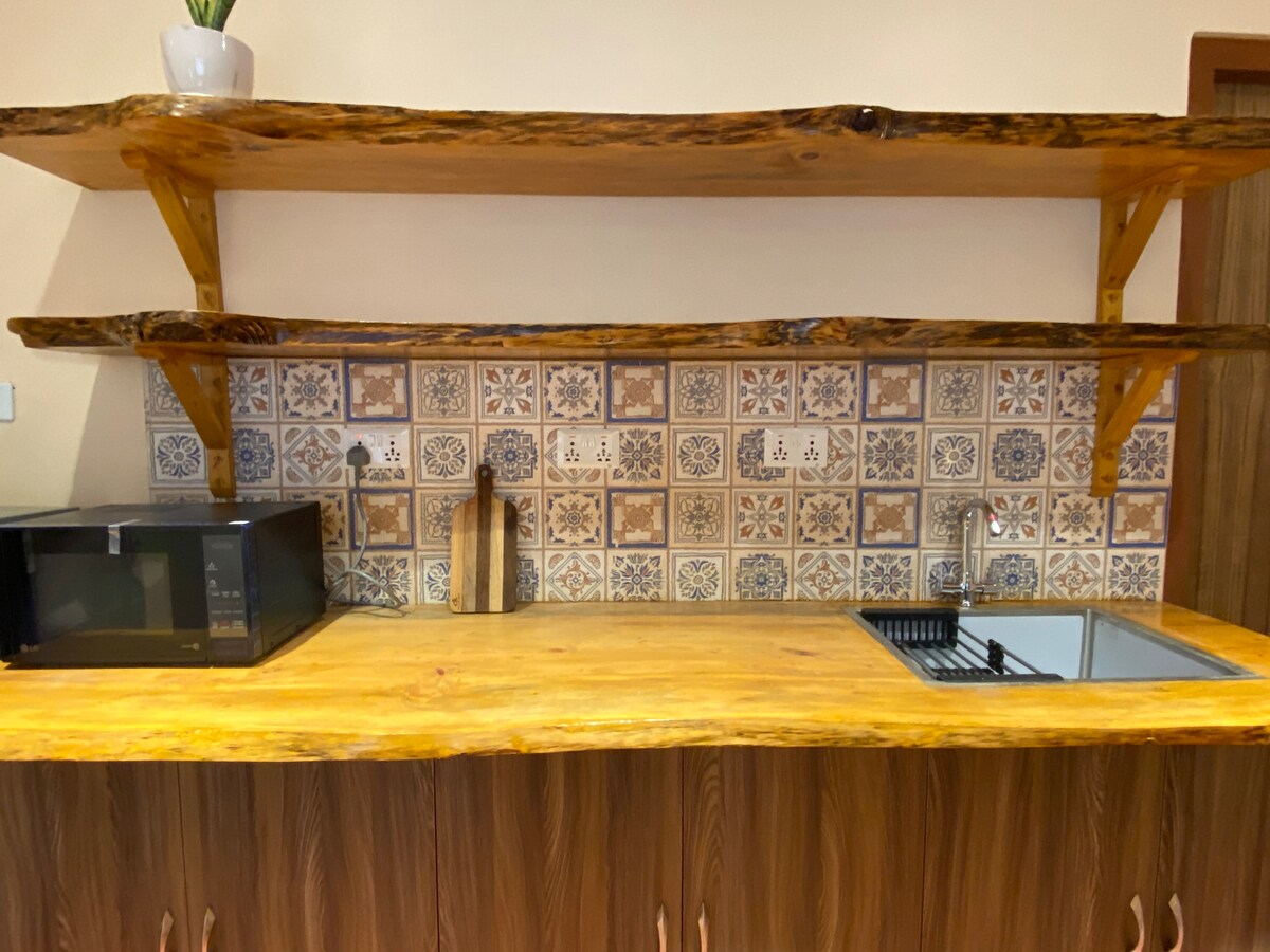 Cozy studio with balcony 750sqft — photo