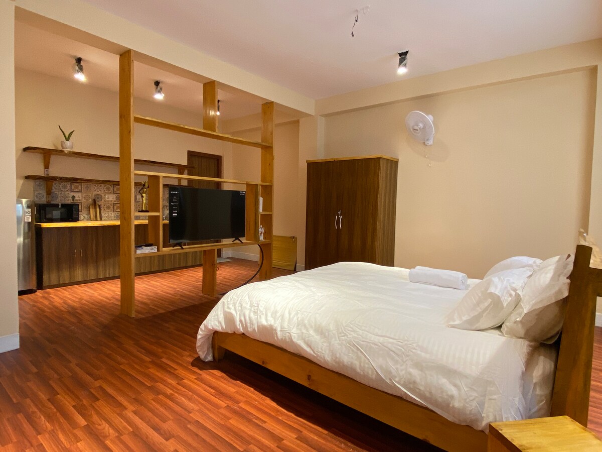 Cozy studio with balcony 750sqft — photo