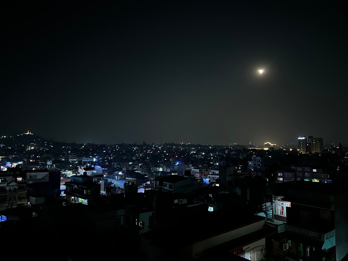 Cozy Room with Stunning Nightview Rooftop! — photo