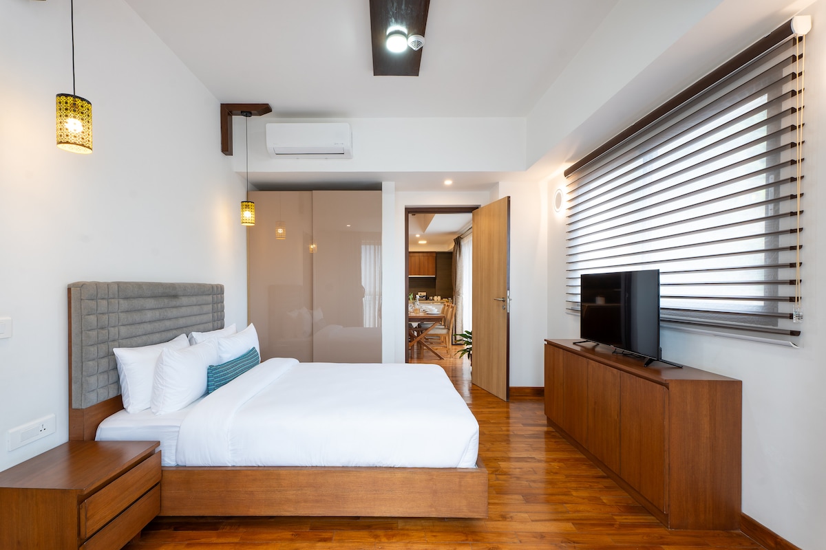 𝐀𝐓𝐈𝐓𝐇𝐈 𝐒𝐔𝐈𝐓𝐄𝐒
(Corporate Suite) — photo