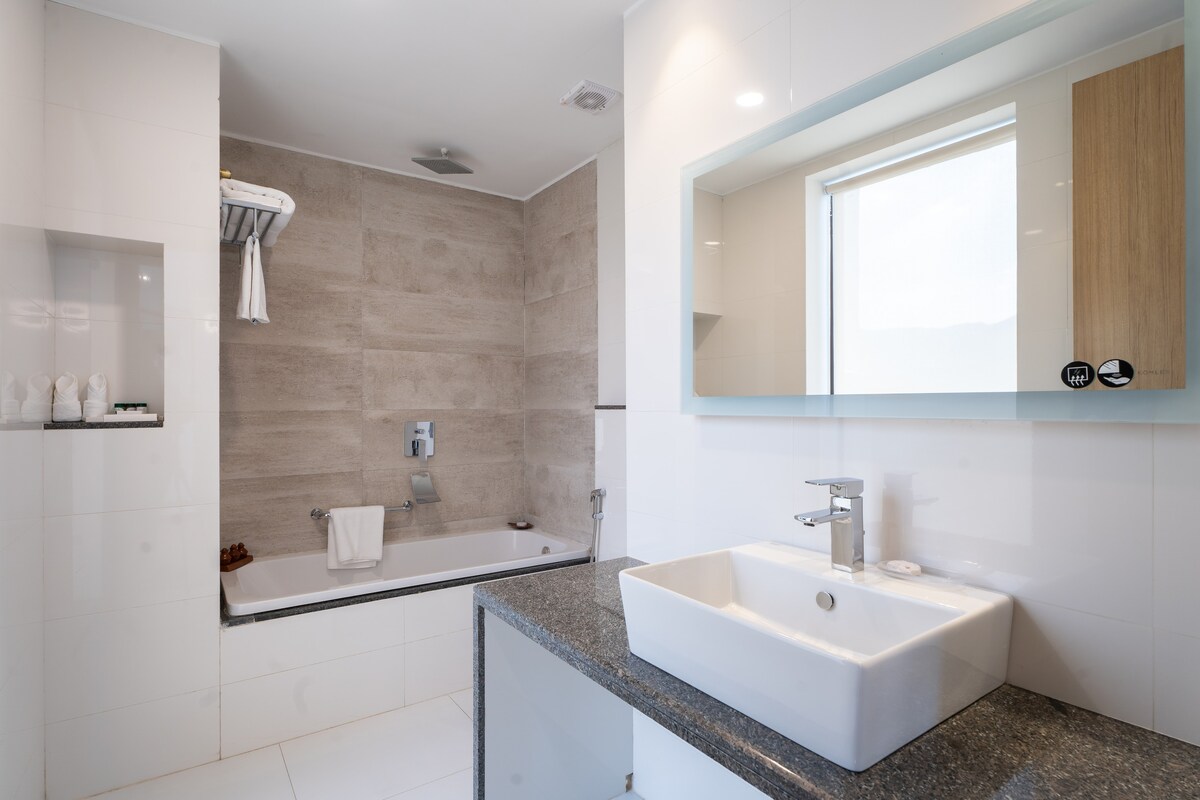 𝐀𝐓𝐈𝐓𝐇𝐈 𝐒𝐔𝐈𝐓𝐄𝐒
(Corporate Suite) — photo