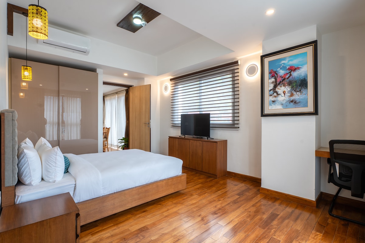 𝐀𝐓𝐈𝐓𝐇𝐈 𝐒𝐔𝐈𝐓𝐄𝐒
(Corporate Suite) — photo