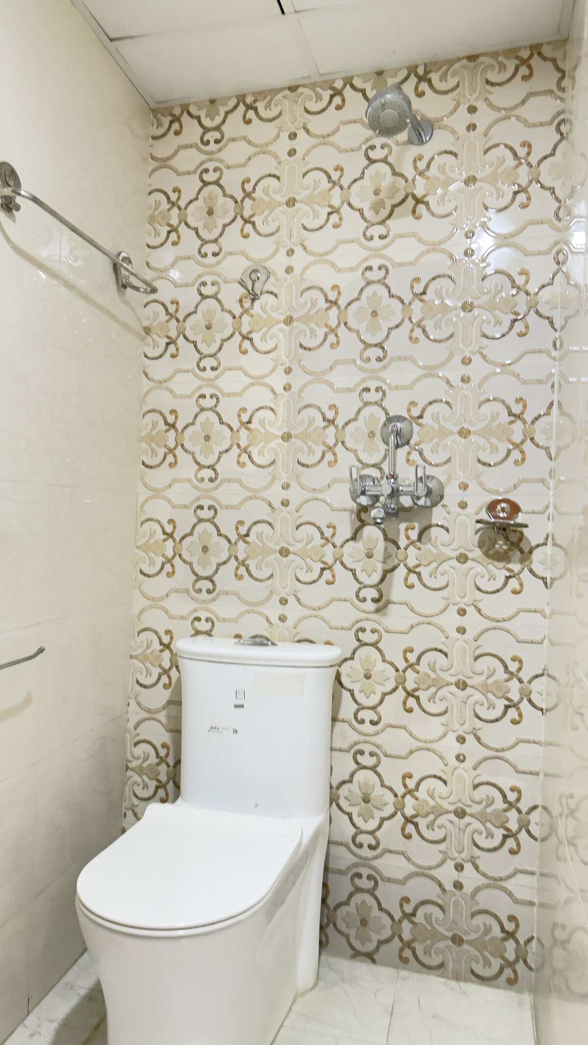 Spacious Room with Attached Bathroom — photo