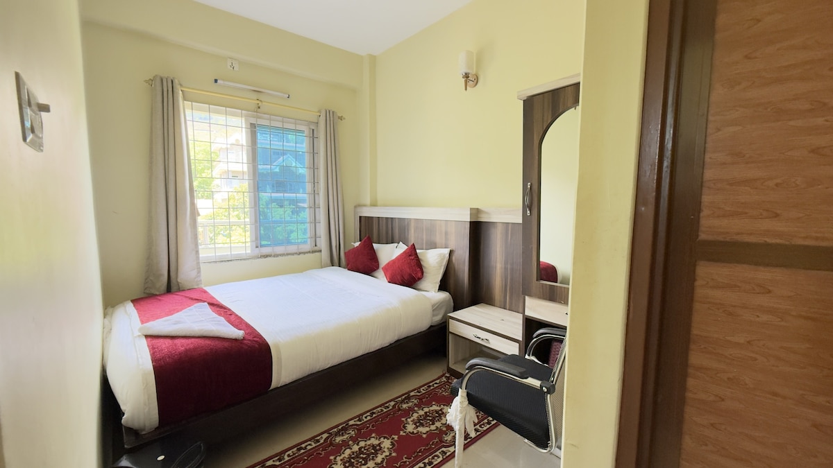 Spacious Room with Attached Bathroom — photo