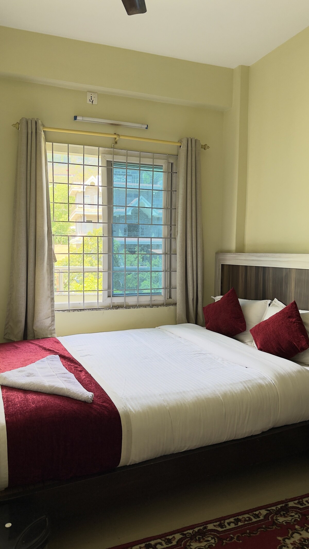 Spacious Room with Attached Bathroom — photo