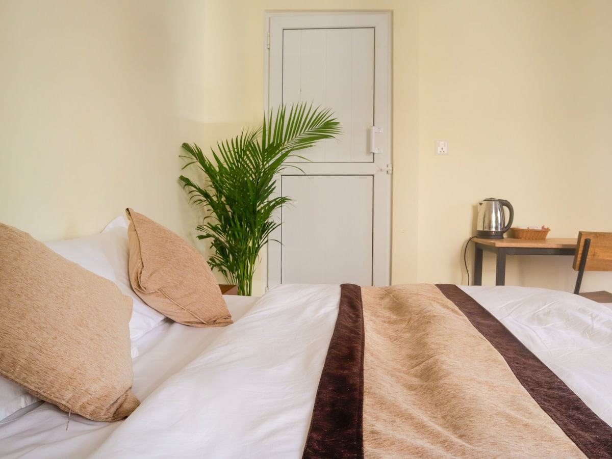 Cozy Queen Bed Room near Thamel, attached bathroom — photo