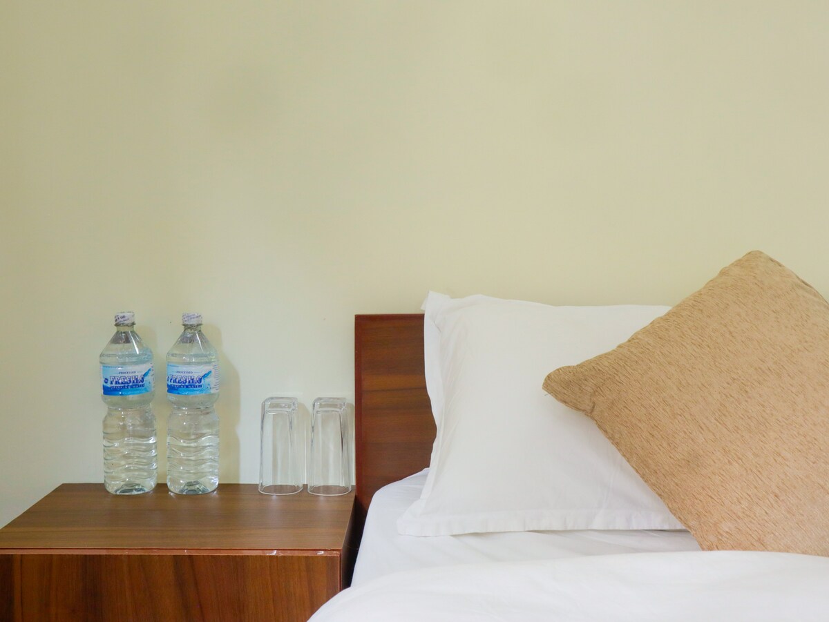 Cozy Queen Bed Room near Thamel, attached bathroom — photo