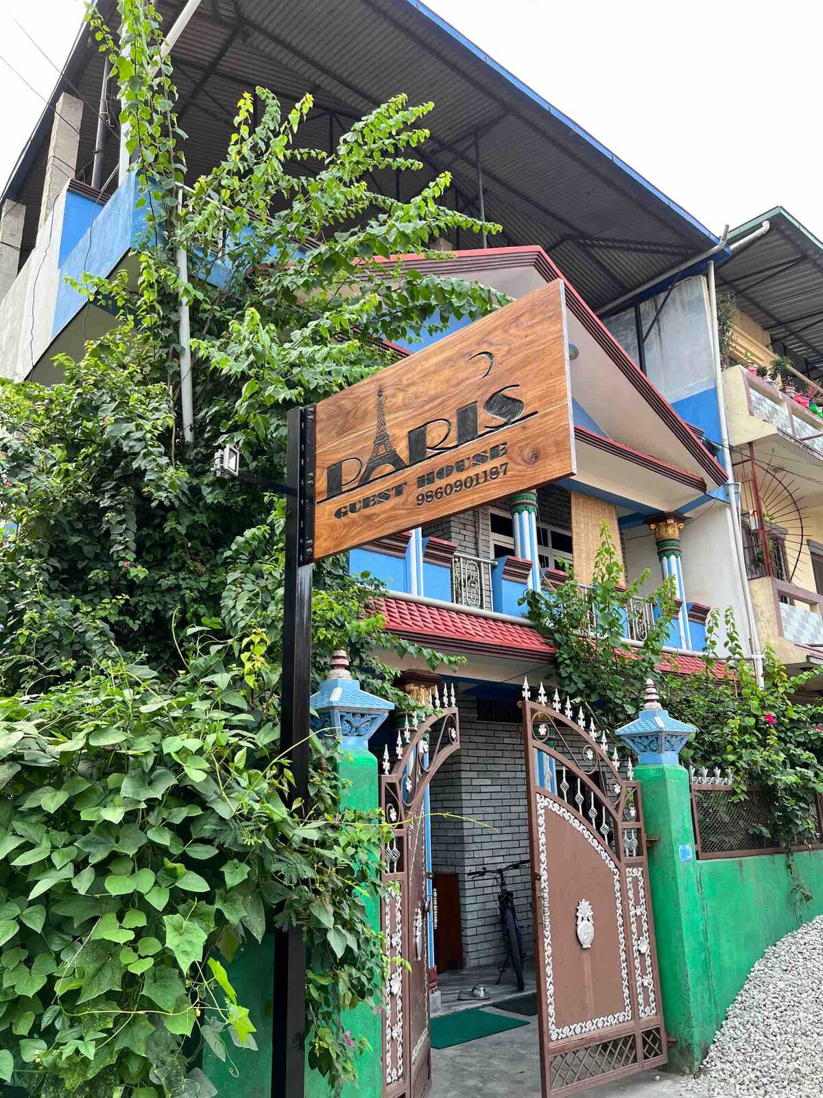 Deluxe family room with parking — photo