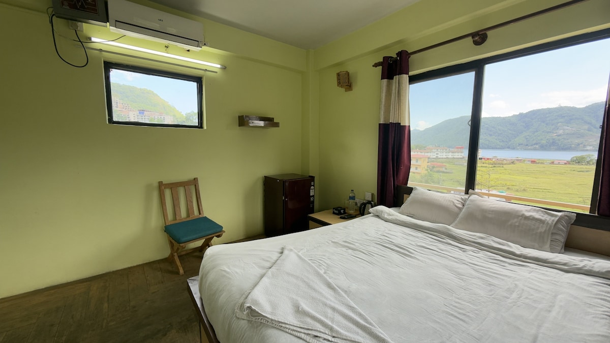 Private Room w/ Bathroom & Fridge — photo