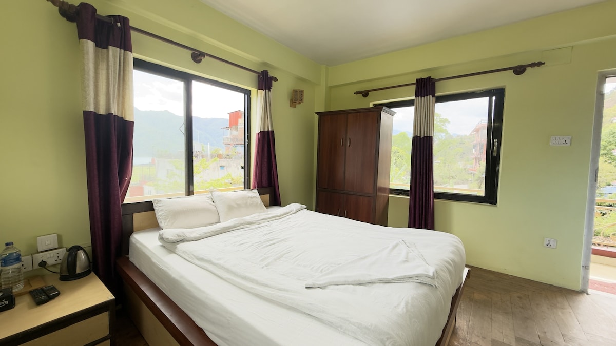 Private Room w/ Bathroom & Fridge — photo