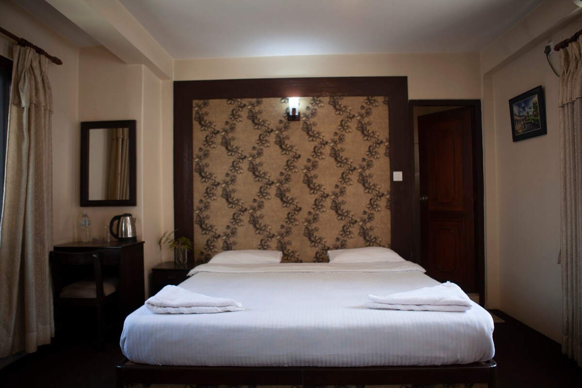 Deluxe King Sized Bedroom — photo