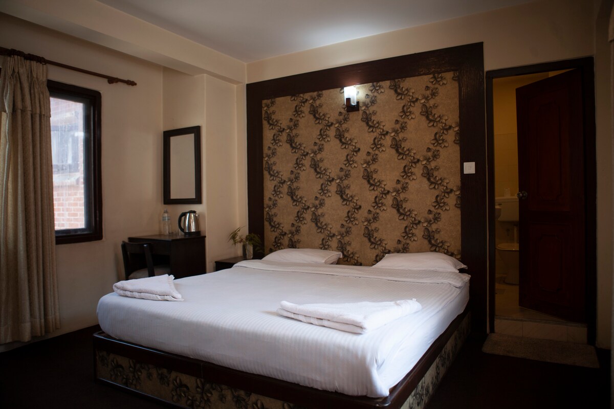 Deluxe King Sized Bedroom — photo