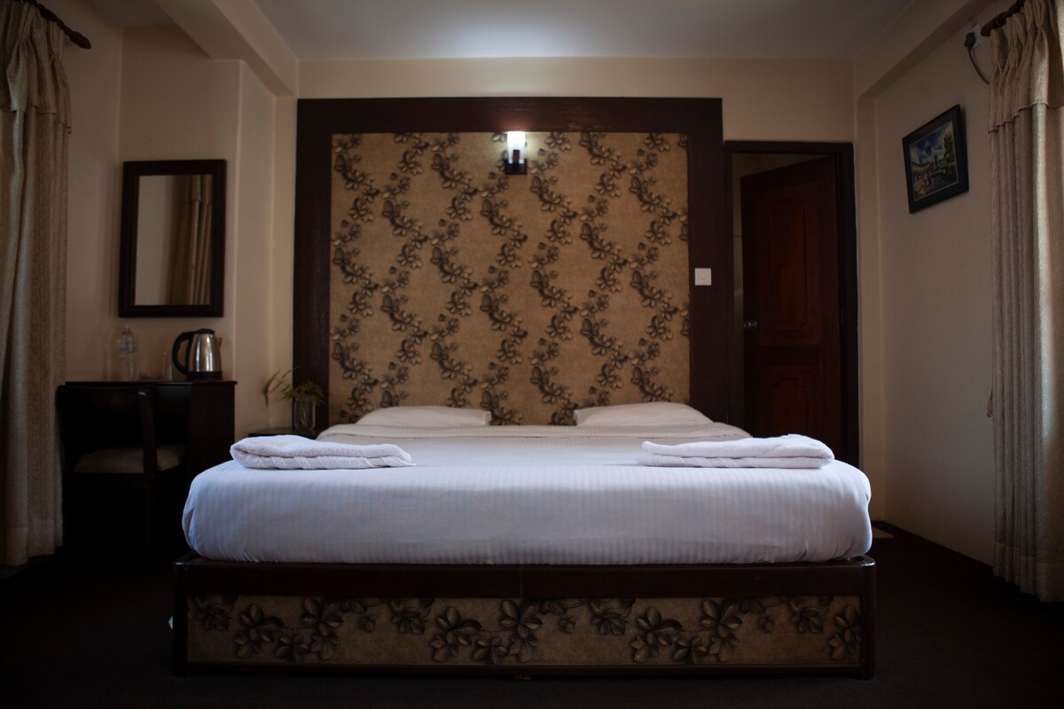 Deluxe King Sized Bedroom — photo