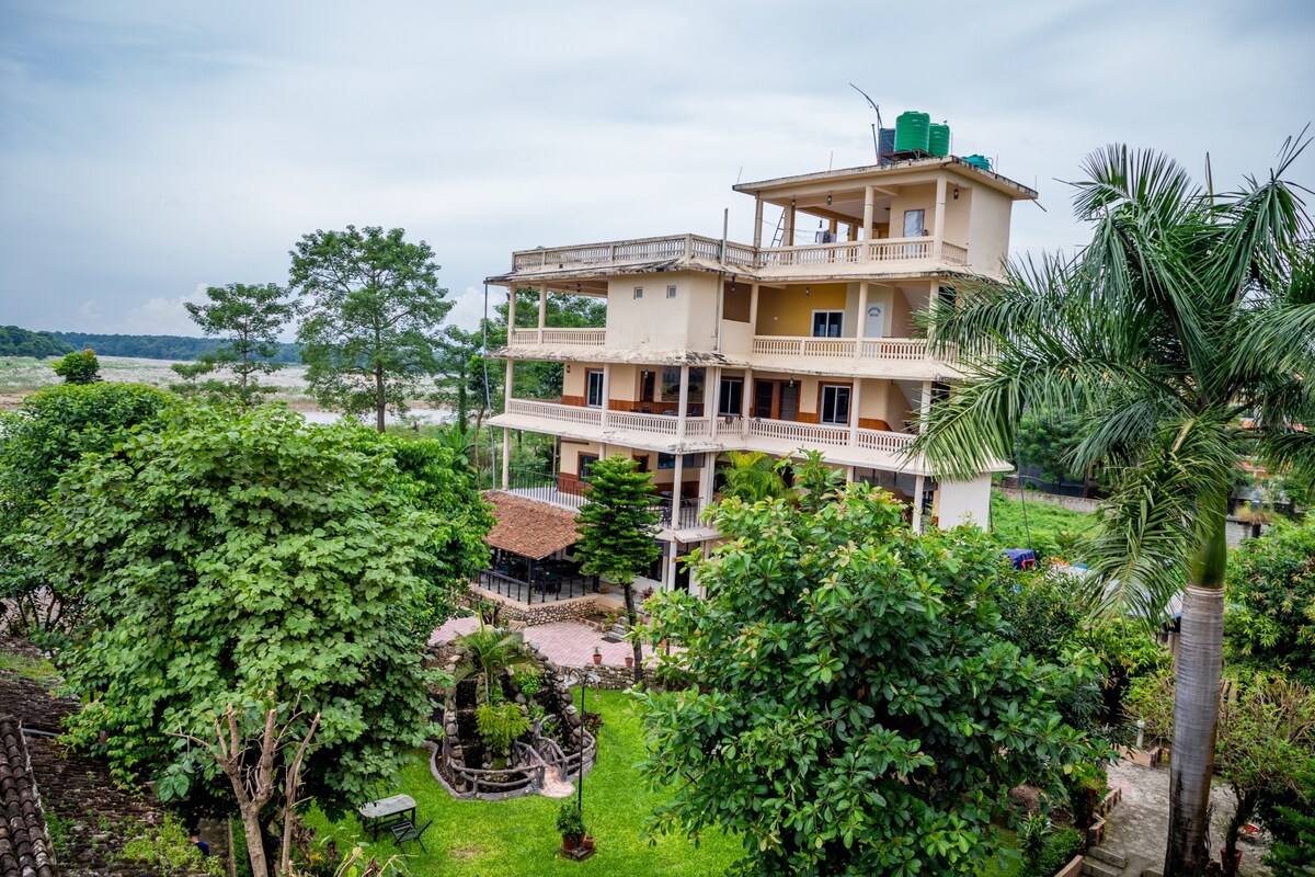 Hotel Riverside with Swimming Pool — photo