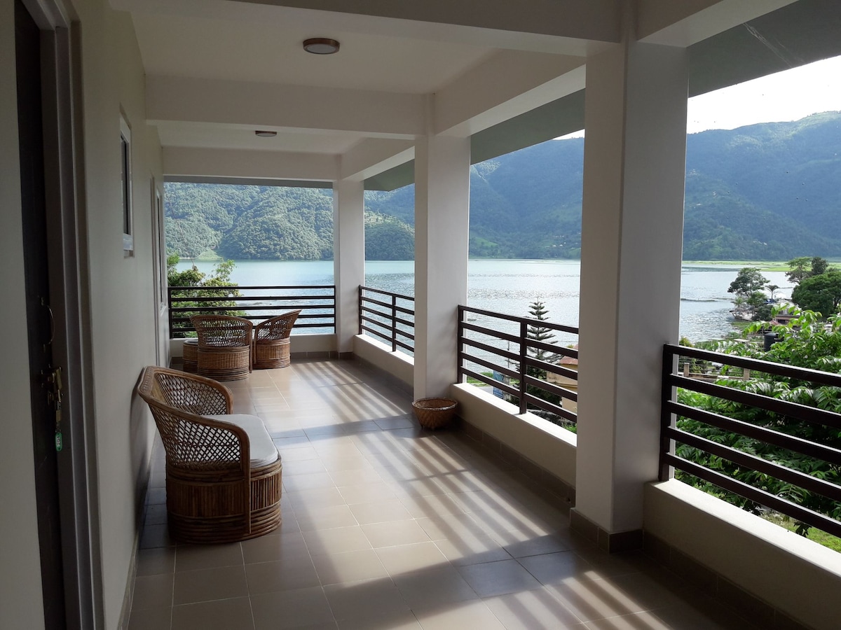 Home stay with panoramic lake and mountain view R1