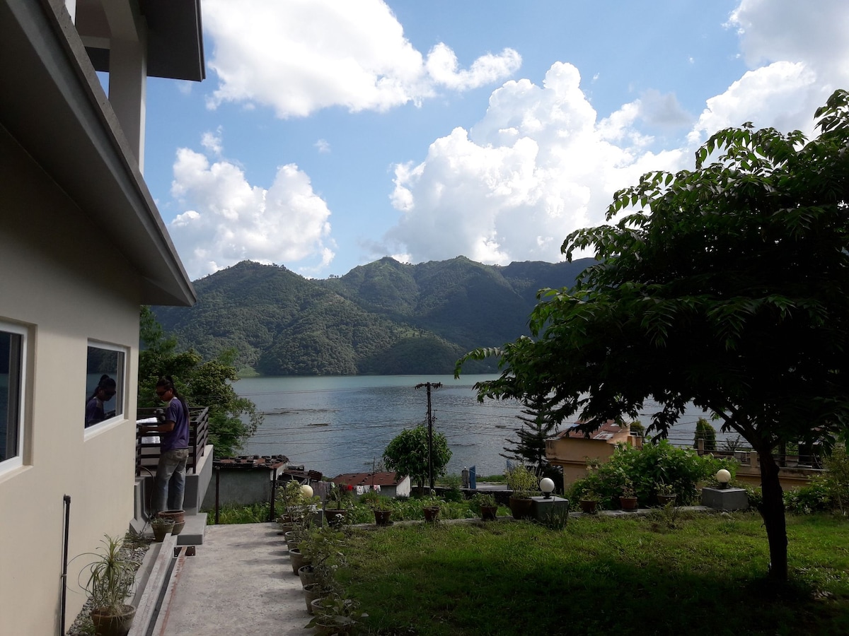 Home stay with panoramic lake and mountain view R1 — photo