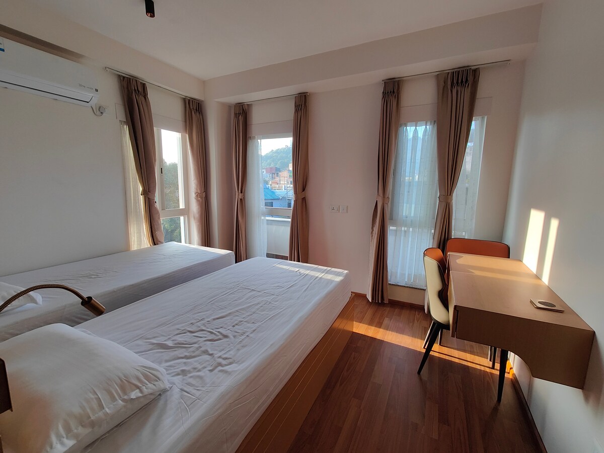 Swayambhu, Tergar & Benchen Monastery View room — photo