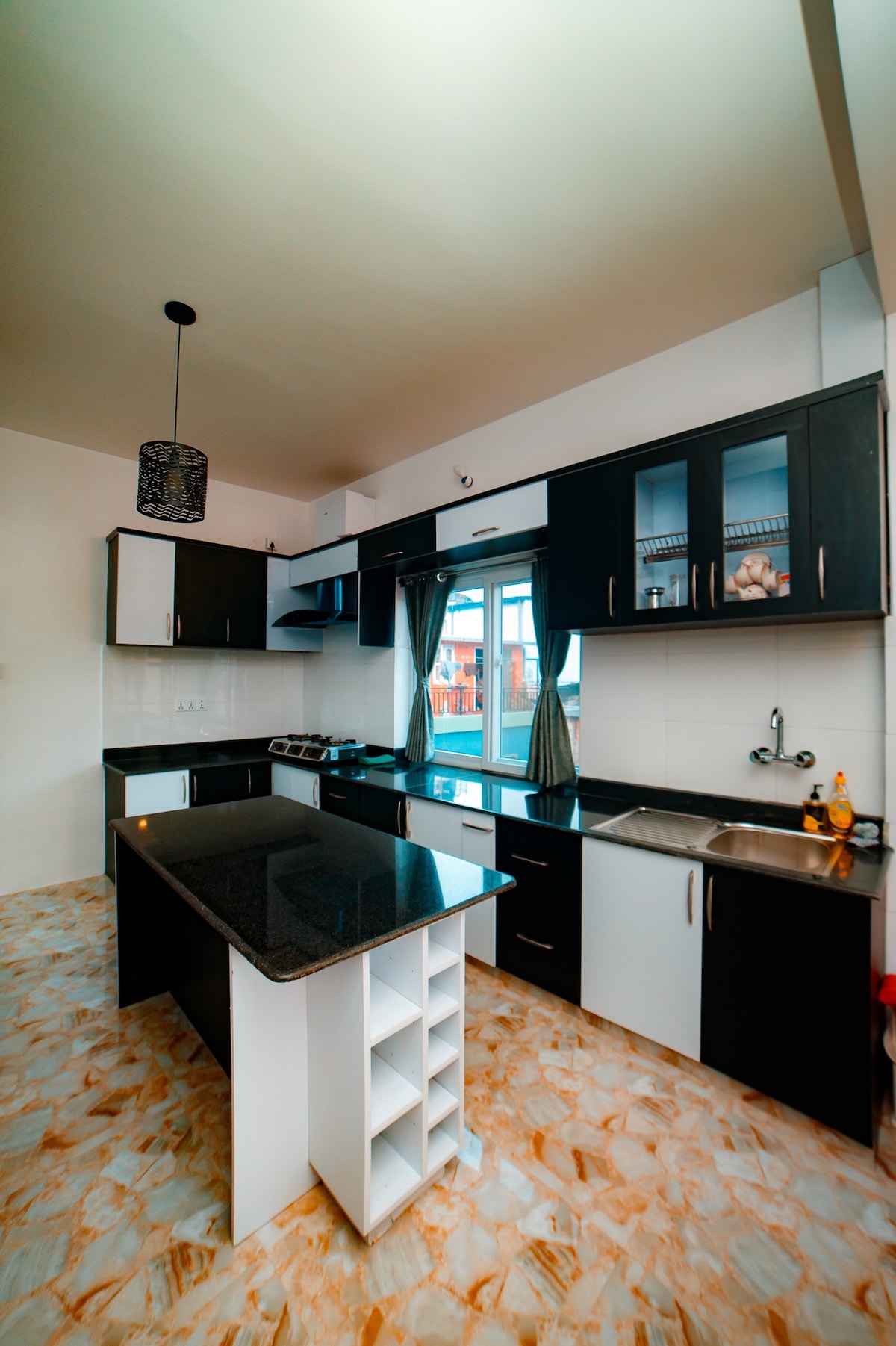 Lakeside rooftop paradise — photo