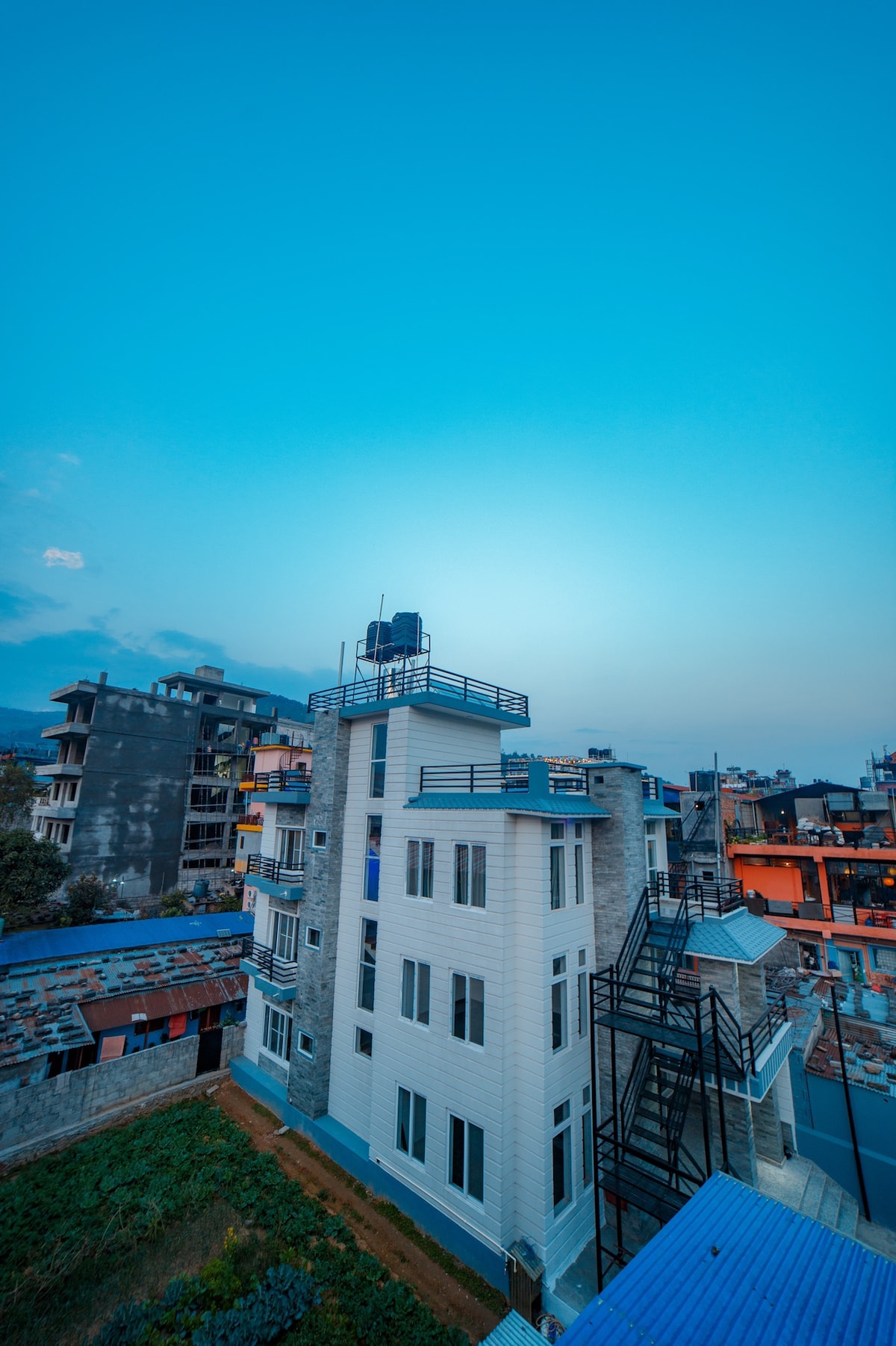 Lakeside rooftop paradise — photo