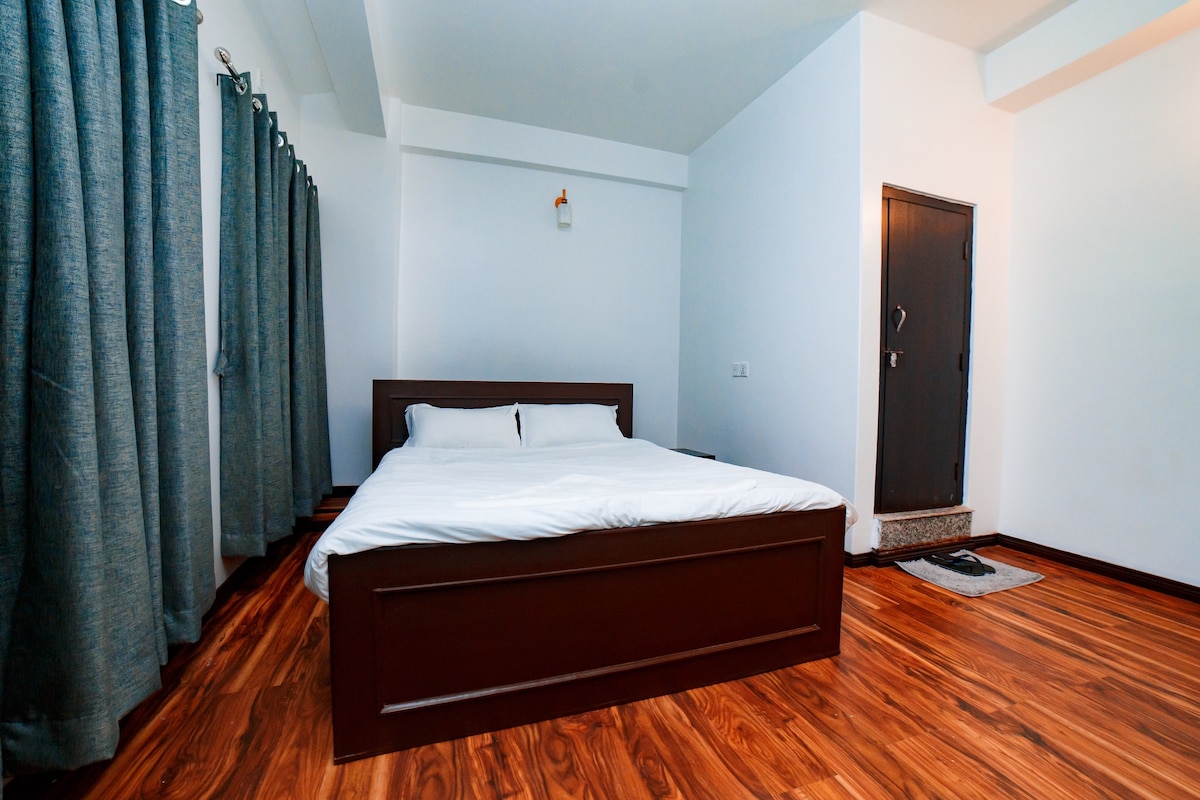 Lakeside rooftop paradise — photo