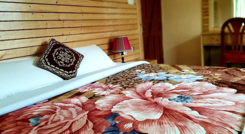 Spacious Room-Amazing Location at Hotel Diplomat