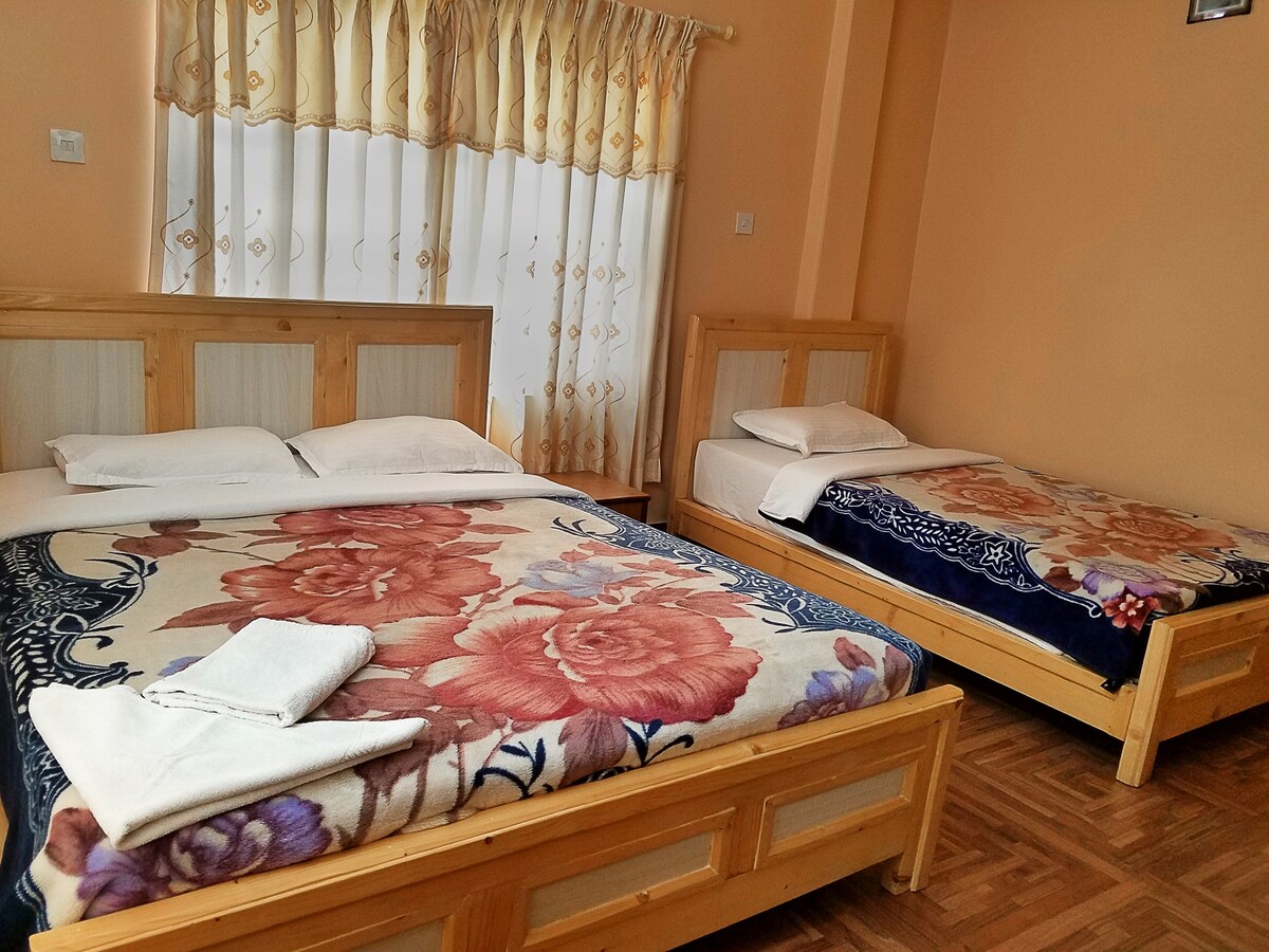 Spacious Room-Amazing Location at Hotel Diplomat — photo