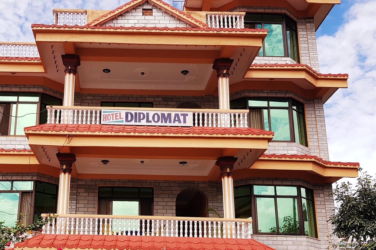 Spacious Room-Amazing Location at Hotel Diplomat — photo