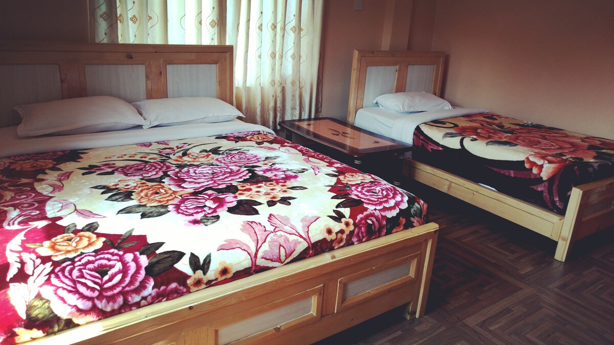 Spacious Room-Amazing Location at Hotel Diplomat — photo