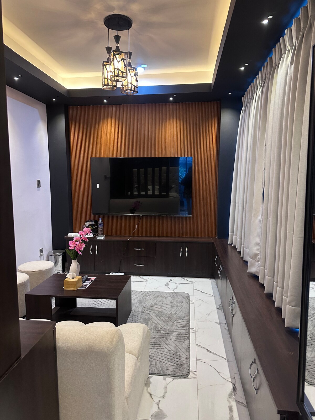 Contemporary suite with large window city view — photo