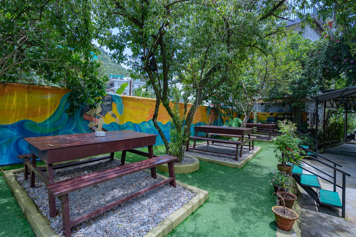 Your holiday : Hostel and Hotel with resturant — photo