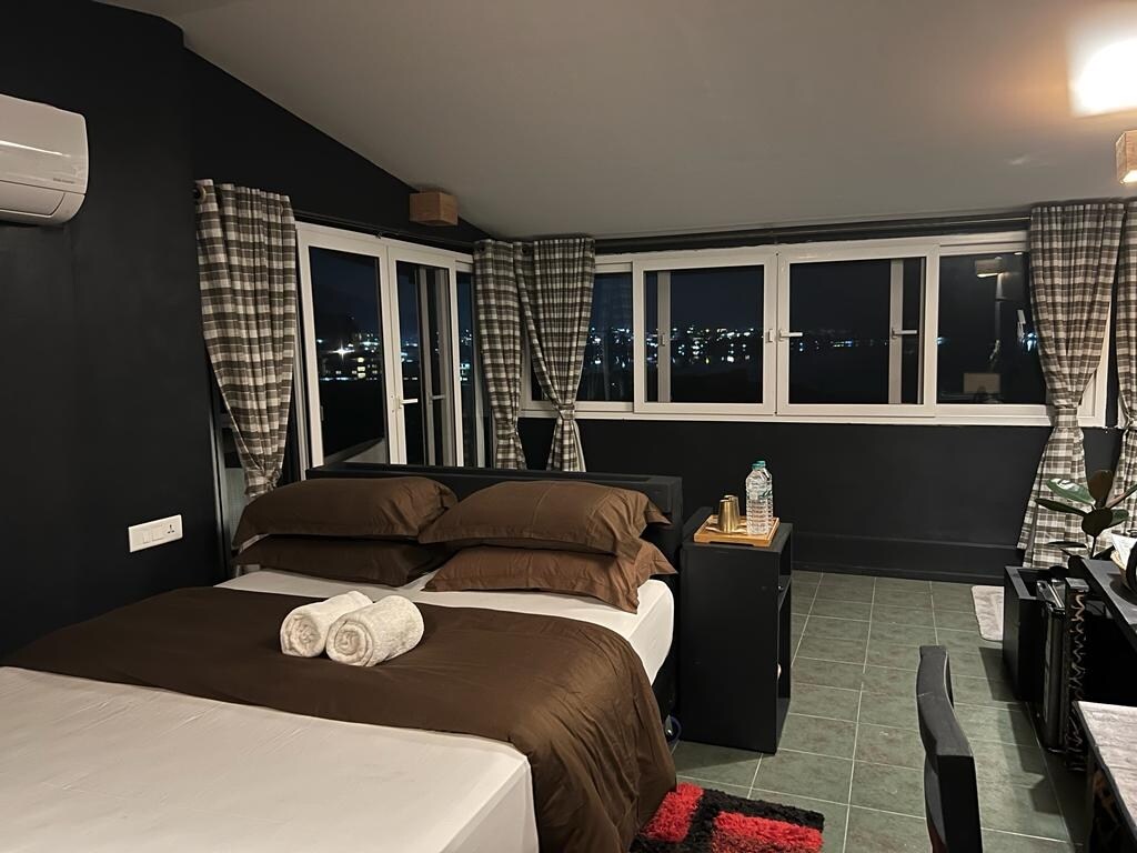 Lake View Room (EARTH)