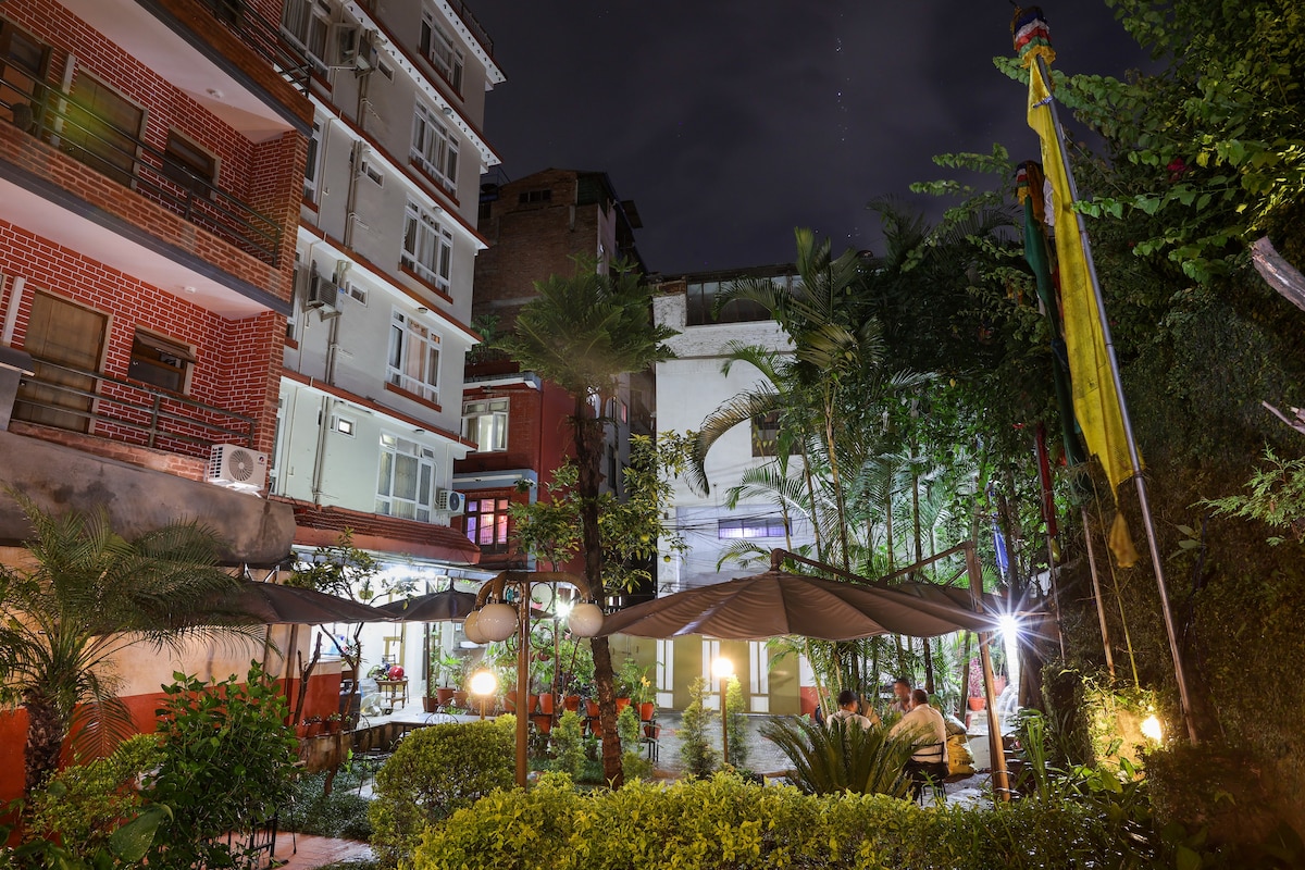 Airy, spacious room centrally located in Thamel — photo